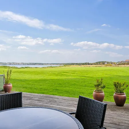 Beautiful Ground-floor With Sea View Perfect For An Coastal 度假居